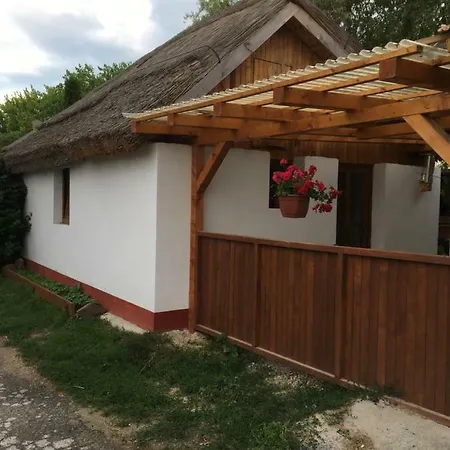 Casa de Férias Balatonkenesei Nádfedeles Lovas *