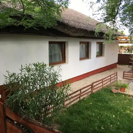 Nyaraló Balatonkenesei Nádfedeles Lovas Balatonkenese