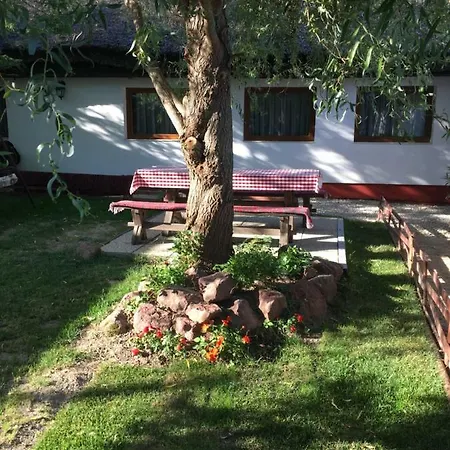 Casa de Férias Balatonkenesei Nádfedeles Lovas *