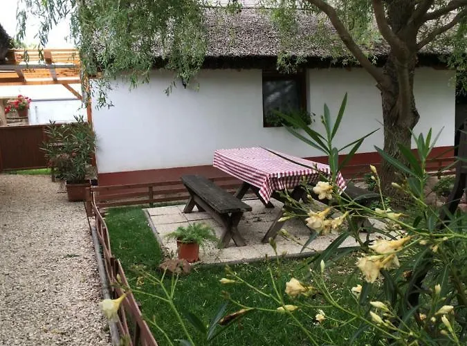 Дом отдыха Balatonkenesei Nadfedeles Lovas Vendeghaz Балатонкенезе